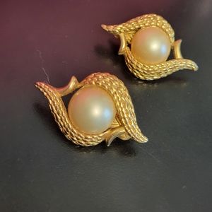 1950/60s vintage Trifari clip on earrings gold pearl design